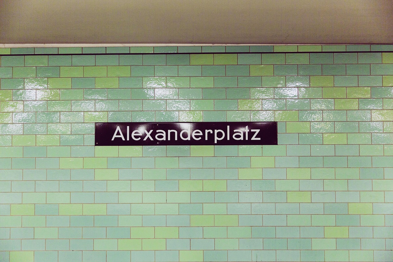 Berlin underground : découvrir la face cachée de la capitale découvrez le berlin underground : une plongée fascinante dans la scène alternative de la capitale allemande, entre lieux secrets, art urbain et culture musicale hors des sentiers battus.