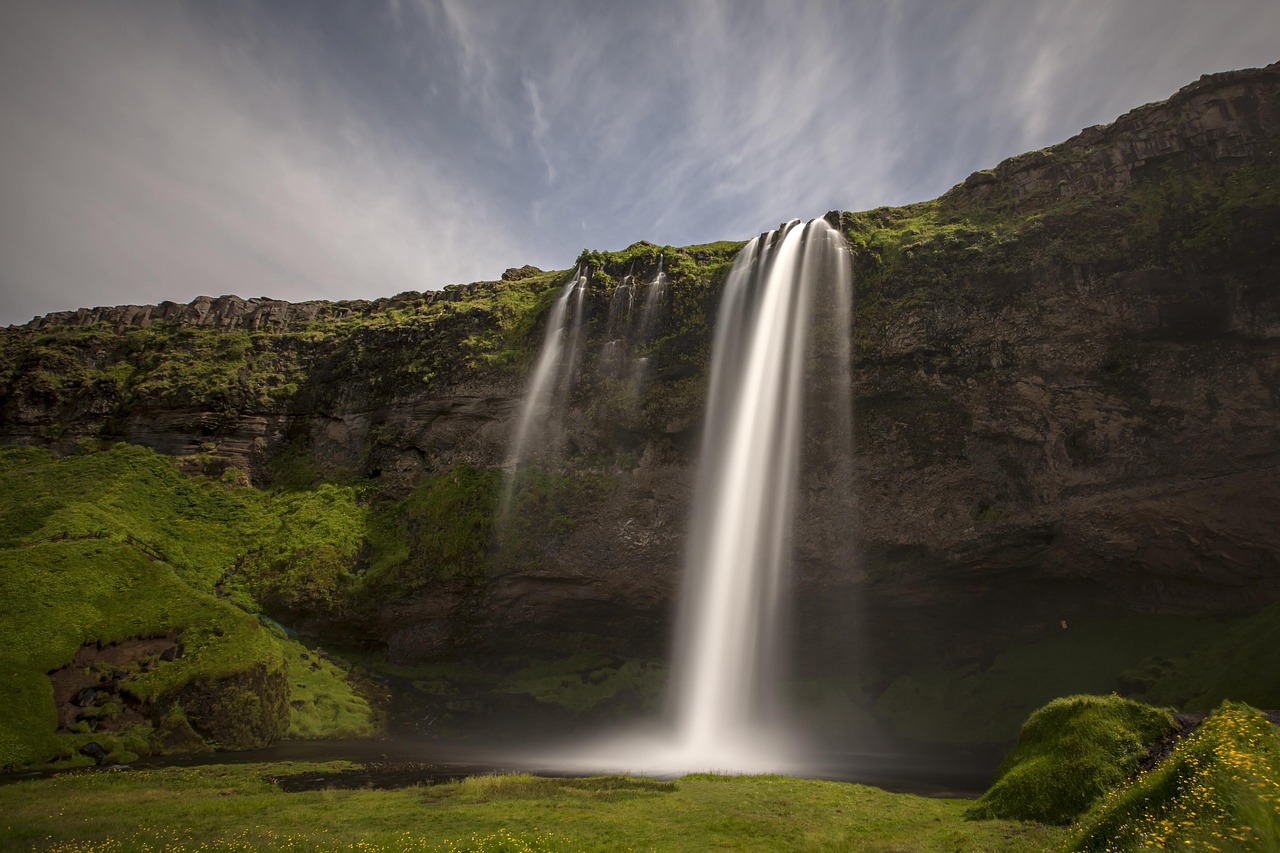 Premier voyage solo : pourquoi choisir l'Islande découvrez l'islande, une île nordique fascinante connue pour ses paysages volcaniques, ses geysers, ses aurores boréales et ses sources chaudes. partez à l'aventure entre glaciers et volcans et vivez une expérience unique au cœur de la nature sauvage islandaise.