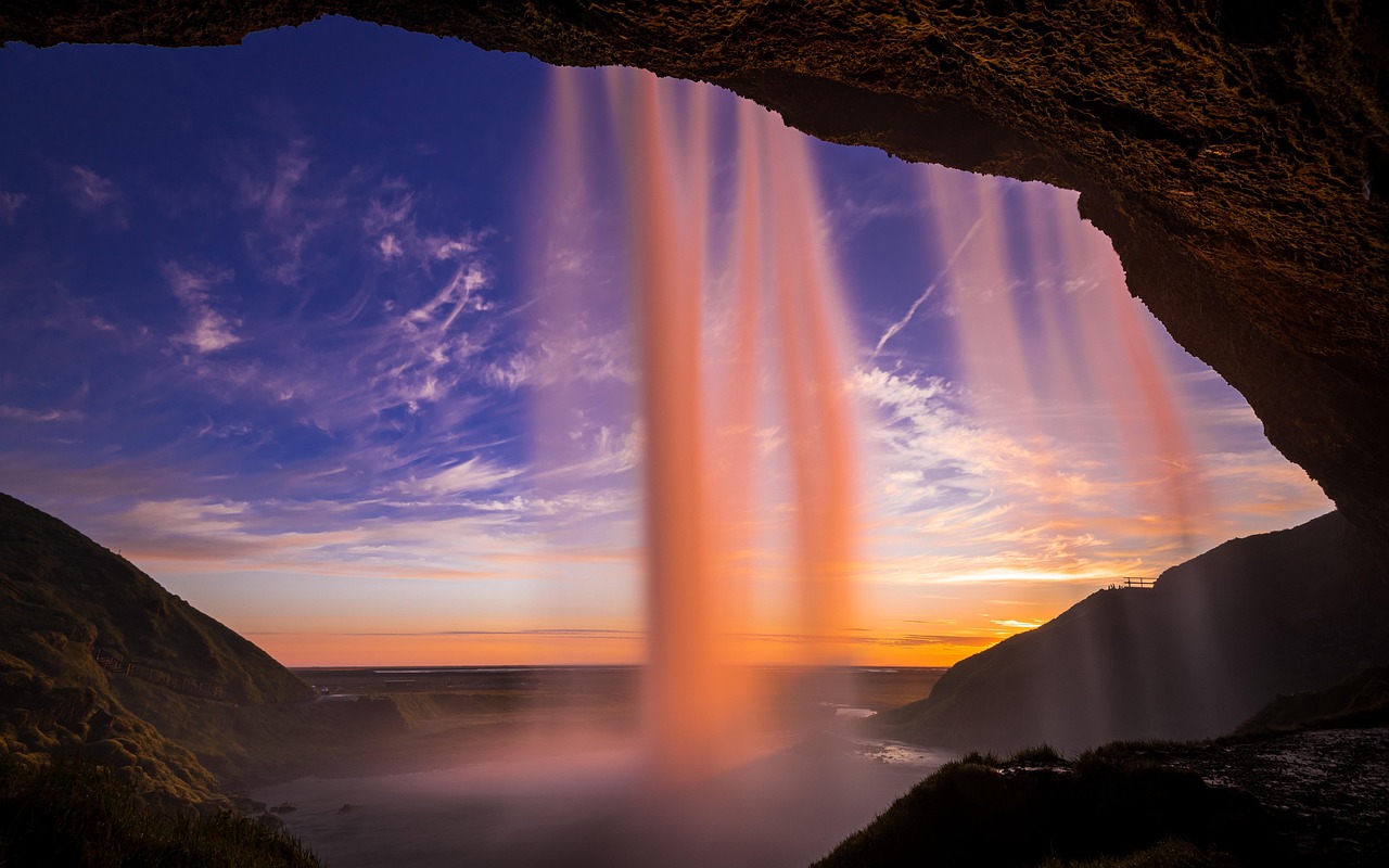 Premier voyage solo : pourquoi choisir l'Islande découvrez l'islande, une terre de paysages époustouflants, de volcans, de cascades et de geysers. explorez ses merveilles naturelles, sa culture unique et vivez une aventure inoubliable au cœur du nord de l'europe.