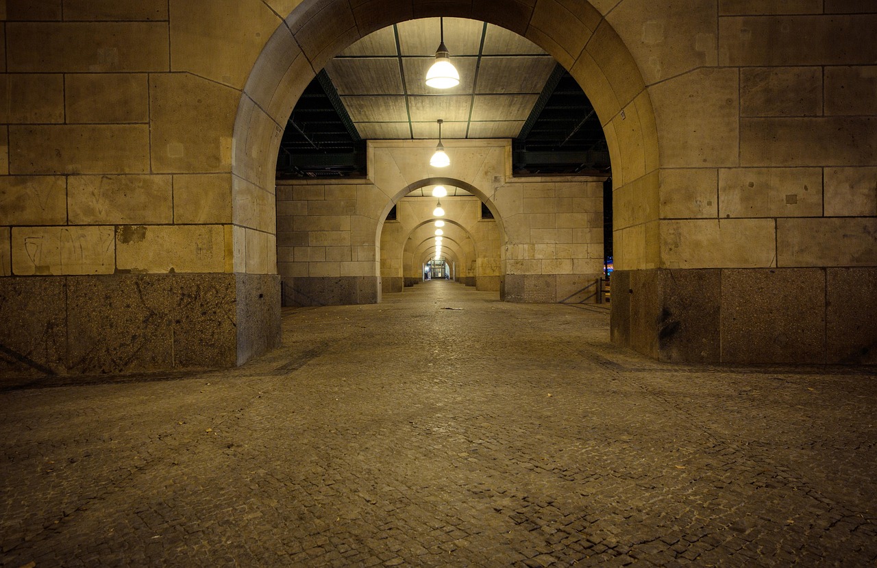 Berlin underground : découvrir la face cachée de la capitale découvrez la scène underground de berlin : une immersion dans l'art, la musique électronique et la culture alternative qui font vibrer la capitale allemande jour et nuit.